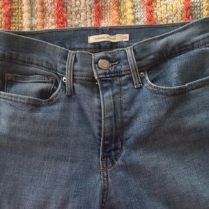 Levi’s size 28 GUC.